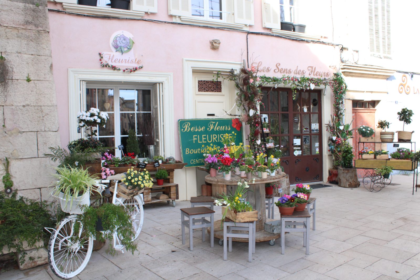 Les Sens des Fleurs : Un Écrin de Nature et de Poésie – Le Marché Local